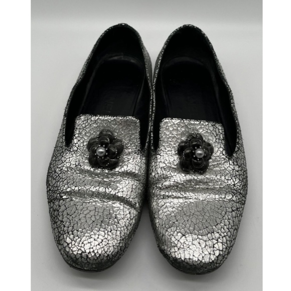 Chanel Re-Soled Fall 2015 Silver Leather Floral Charm Appliqué Loafer sz 38.5 - Picture 3 of 7